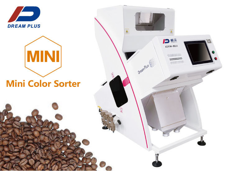 Uma classificação de Mini Coffee Bean Color Sorter da rampa verde e feijões de café do assado
